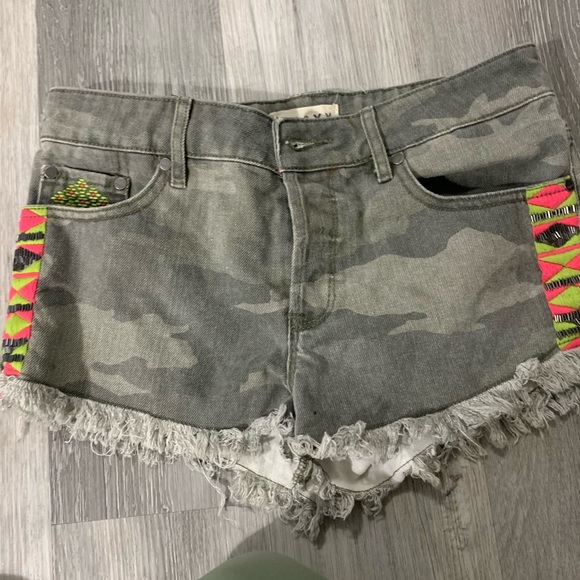 Roxy Jean Shorts - Picture 1 of 5